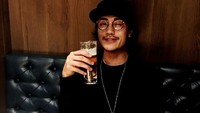 Lewat akun Instagramnya, Jin kerap membagikan momen kulinerannya yang seru. Ini posenya saat tengah makan malam dengan hidangan daging premium di salah satu restoran mewah. Foto: Instagram @jinstagram_official
