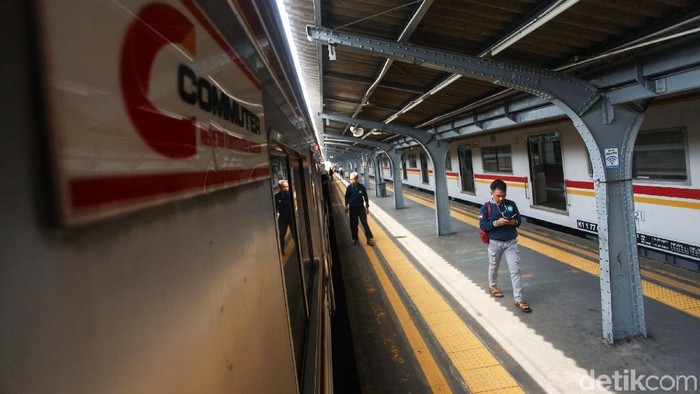 KRL Commuter Line terlihat sepi di Stasiun Jakarta Kota, Jakarta. Selasa (4/6/2019). Jika saat weekdays KRL terlihat penuh sesak kini KRL terlihat sepi.