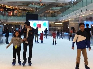 Sambut Lebaran, Grand City Mall Surabaya Hadirkan Wahana Ice Skating