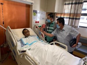 Kapolri ke Singapura, Besuk AKP Aditia Mulya Korban Pengeroyokan Massa