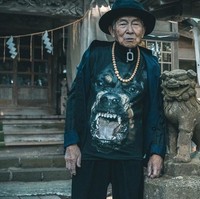 Adalah sebuah transformasi untuk melihat kakek yang tinggal di desa, tidak punya ketertarikan pada fashion, dengan baju-baju yang tidak pernah dipakainya sendiri. Bagaimana pun, baju-baju seperti long john kakekku dan koyo untuk nyeri otot yang dia lupa copot menambah sentuhan personal yang bagus, tambahnya. (Foto: Instagram/@slvr.tty)