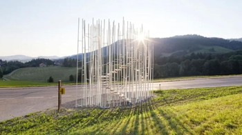 Di Krumbach, Austria mungkin halte busnya paling unik di dunia. Desainnya terdiri dari batang baja serta tangga kayu berliku. Sayangnya pada 2014 halte ini ditutup karena dianggap berbahaya. (Foto: BlazePress)