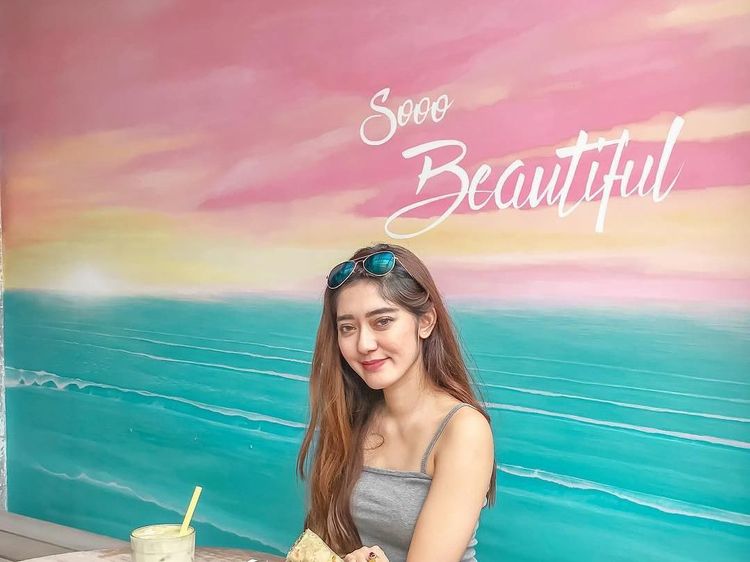 Manis Banget! Ini Gaya Kulineran Aktris Berdarah Arab, Keira Shabira