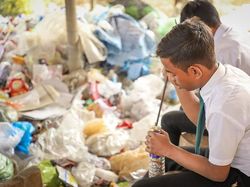 Viral, Bayar Sekolah Hanya Pakai Sampah Plastik