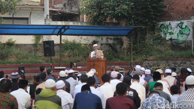 Sebagian Umat Islam di Garut Gelar Salat Idul Fitri Hari Ini