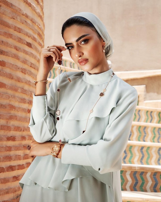 Kenalan dengan selebgram dari Arab Saudi bernama Yara Alnamlah. Beauty influnecer, Youtuber dan makeup artist ini mengaku cinta dengan budaya Arab hingga ia bangga memakai abaya. (Foto: Instagram/@yara.makeup)