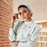 Kenalan dengan selebgram dari Arab Saudi bernama Yara Alnamlah. Beauty influnecer, Youtuber dan makeup artist ini mengaku cinta dengan budaya Arab hingga ia bangga memakai abaya. (Foto: Instagram/@yara.makeup)