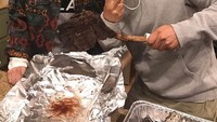Bersama Kim Jong Kook, Kwang Soo kali ini memakan tomahawk steak. Pria tertinggi di Running Man itu terkesima dengan ukuran steak tersebut. Foto: Instagram kjk76