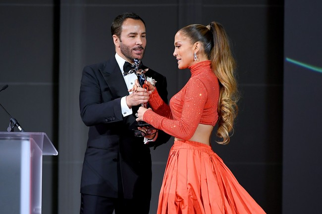 Di panggung, J-Lo menerima penghargaan tersebut dari desainer Tom Ford. Ia berterima kasih kepada seluruh tim stylist yang selama ini menanganinya, tanpa terkecuali Andrea Lieberman yang berada di balik penampilan ikonis J-Lo di Grammy 2000 dengan gaun hijau seksi Versace. (Foto: Getty Images)