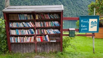 Sambil menunggu bus, penumpang di Norwegia bisa sambil membaca buku di halte ini. (Foto: BlazePress)