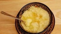 Selanjutnya ada Laasida yang hadir dengan tampilan mirip puding beras. Madu dan mentega membuat kudapan ini lebih nikmat. Foto: istimewa