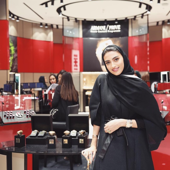 Wanita 20 tahun itu pun tampak stylish dengan abaya yang digunakannya. (Foto: Instagram/@yara.makeup)