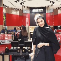 Wanita 20 tahun itu pun tampak stylish dengan abaya yang digunakannya. (Foto: Instagram/@yara.makeup)