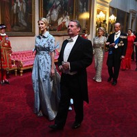 Ivanka Trump turut menghadiri jamuan malam tersebut. Putri pertama Donald Trump ini membungkus tubuhnya dengan gaun blue powder bergaya shirt-dress yang dirancang oleh Carolina Herrera. (Foto: Getty Images)