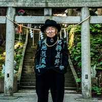 Saat masa liburan, seorang pria asal Jepang bernama Naoya Kudo pergi ke kampung halamannya di Perfektur Akita. Pria tersebut pun menemui kakeknya, Tetsuya, yang kemudian didandani dengan baju-baju high fashion. (Foto: Instagram/@slvr.tty)