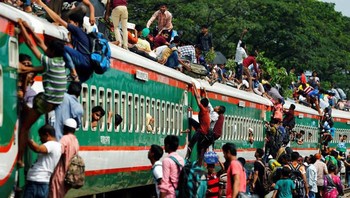 Foto-foto ini diambil pada 23 Juni 2017 di sebuah stasiun kereta api di Dhaka, Bangladesh. Sistem transportasi yang kurang baik membuat penumpang berjubel. Foto: Reuters