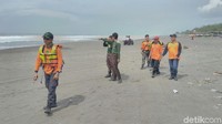 Petugas dari Polres Kebumen bersama komunitas Rapi, Dishub dan instansi lain menggelar patroli untuk mencegah wisatawan mandi di pantai. (Rinto Heksantoro/detikcom)