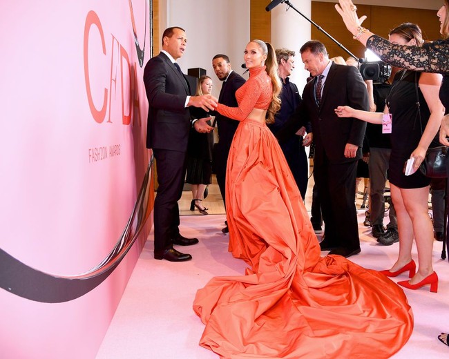 Foto-foto hasil jepretan paparazzi memperlihatkan momen J-Lo mencoba mobil baru tersebut. A-Rod menghadiahi J-Lo Porsche 911 GTS convertible merah untuk ulang tahunnya, kata seorang sumber kepada E! News. (Foto: Getty Images)