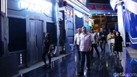 Chairul Tanjung (CT) yang mengenakan kemeja lengan pendek dibalut celana bahan hitam langsung melakukan peninjauan.