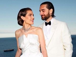 Cucu Pertama Grace Kelly Menikah, Lihat Gaunnya yang Modern dan Chic