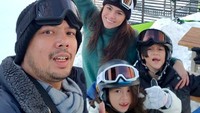 Bersama ibu, ayah, dan saudara laki-lakinya, London sedang liburan di Jepang. Mereka siap menikmati salju sambil bermain ski. Foto: Instagram londonabigaildimitri