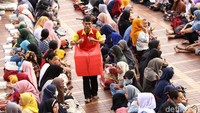Selain mendistribusikan zakat, panitia masjid juga membagikan menu buka puasa kepada warga.