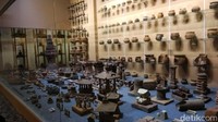 Deretan koleksi Museum Ganesya terbagi pada dua tempat. Lantai pertama, pengunjung akan dikenalkan jejak dimulainya peradaban di Tanah Jawa sampai puncak kejayaan Majapahit.