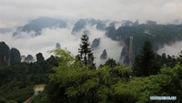 Hanya butuh waktu sekitar 2 menit untuk lift bisa sampai di puncak tebing batu tersebut. Foto: Dok. Xinhuanet/Wu Yongbing