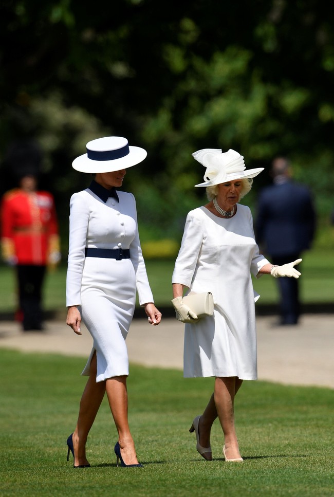 Camilla Parker Bowles yang bergelar Duchess of Cornwall juga memakai busana serba putih lengkap dengan topi dan clutch senada. (Foto: Getty Images)