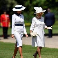 Camilla Parker Bowles yang bergelar Duchess of Cornwall juga memakai busana serba putih lengkap dengan topi dan clutch senada. (Foto: Getty Images)