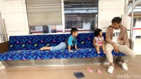 Penumpang yang membawa anak bisa bebas memilih tempat duduk.