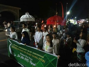 Umat Hindu Turut Ramaikan Malam Takbiran di Lombok