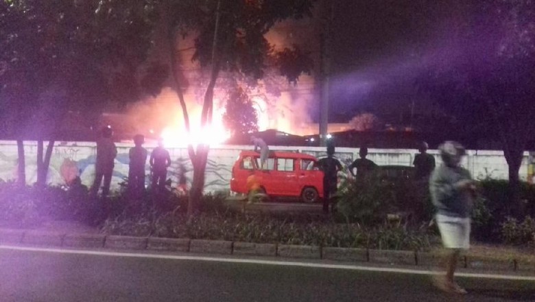 Rumah Tinggal di Jaktim Kebakaran, 10 Unit Damkar Dikerahkan Rumah Tinggal di Jaktim Kebakaran, 10 Unit Damkar Dikerahkan