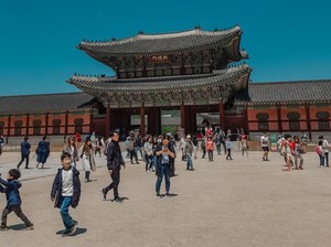 Menjijikkan, Pasangan Turis Terekam BAB Sembarangan di Istana Gyeongbok