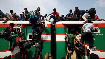 Duduk di atap dalam kondisi sangat padat adalah hal yang biasa di sana. Foto: Reuters