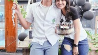 Akhir Mei tahun lalu, Marsha memberi kue ulang tahun bertopping cokelat pada El. Keduanya lantas berswafoto bersama. Foto: instagram
