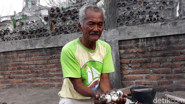 Rujito, pelestari penyu di Pantai Samas, Bantul.