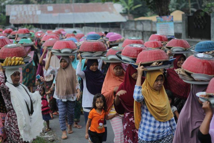Tradisi Ngejot di Lombok