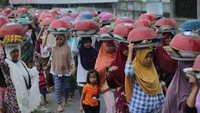 Selain untuk memperkukuh silaturahmi dan saling maaf memaafkan, nilai luhur dalam tradisi Ngejot juga bertujuan agar keluarga, kerabat dan tetangga bisa ikut merasakan kebahagiaan di hari yang fitri (dok. Paer Lenek)