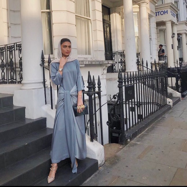 Tak melulu pakai abaya, gadis yang saat ini kuliah arsitektur itu pun kerap tampil stylish dengan busana-busana yang mengikuti tren terkini. Seperti penampilannya ini. Ia memakai celana jeans dengan outerwear aksen bulu. (Foto: Instagram/@yara.makeup)