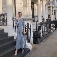 Tak melulu pakai abaya, gadis yang saat ini kuliah arsitektur itu pun kerap tampil stylish dengan busana-busana yang mengikuti tren terkini. Seperti penampilannya ini. Ia memakai celana jeans dengan outerwear aksen bulu. (Foto: Instagram/@yara.makeup)