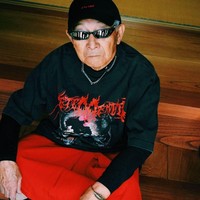 Pemotretan kakek Tetsuya dengan baju-baju stylish pun dilakukan dengan spesial. Naoya mengatakan jika ia sengaja mengajak kakeknya untuk berpose di lokasi-lokasi yang punya koneksi personal dengan mantan guru kimia dan kepala sekolah itu. (Foto: Instagram/@slvr.tty)