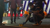 Polisi melakukan olah tempat kejadian perkara di lokasi ledakan. 
