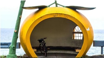 Di Kongai, Jepang kamu akan melihat ada 14 halte dengan bentuk buah. Ini contohnya, seperti lemon. (Foto: BlazePress)
