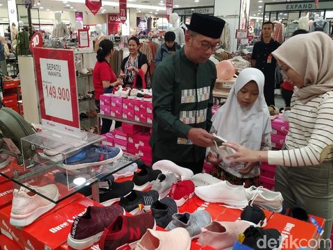 Ridwan Kamil Traktir Puluhan Anak Yatim Belanja-Nonton Aladdin di Mal