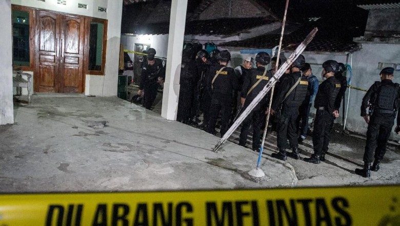 Keluarga RA, Bomber Pospol Kartasura Sukoharjo Diperiksa Polisi Keluarga RA, Bomber Pospol Kartasura Sukoharjo Diperiksa Polisi