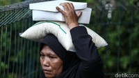 Setiap warga menerima 5 kg beras dari panitia masjid.