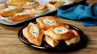 Lalu ada juga fatayer yang merupakan jenis pastry dari Xawassh. Kue berbentuk mangkuk ini diberi isi keju feta dan cincangan daun parsley dan daun mint. Foto: istimewa