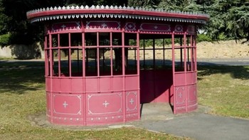Tempat pemberhentian bus terinspirasi dari bangunan Kingsthorpe Grove di Northampton, Inggris. (Foto: BlazePress)
