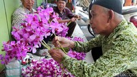 Berbagai jenis bunga dijual di sini.